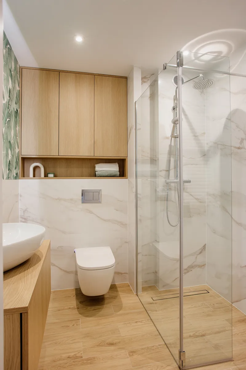 Łazienka z prysznicem i tapetą